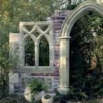 Готическая арка в саду