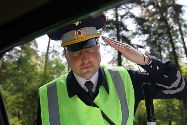 Инспектор ГИБДД из окна водителя